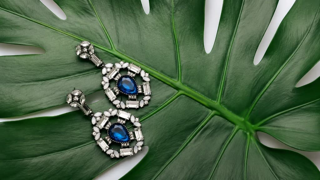 Aretes azul zafiro sobre hoja monstera — Pura Esencia